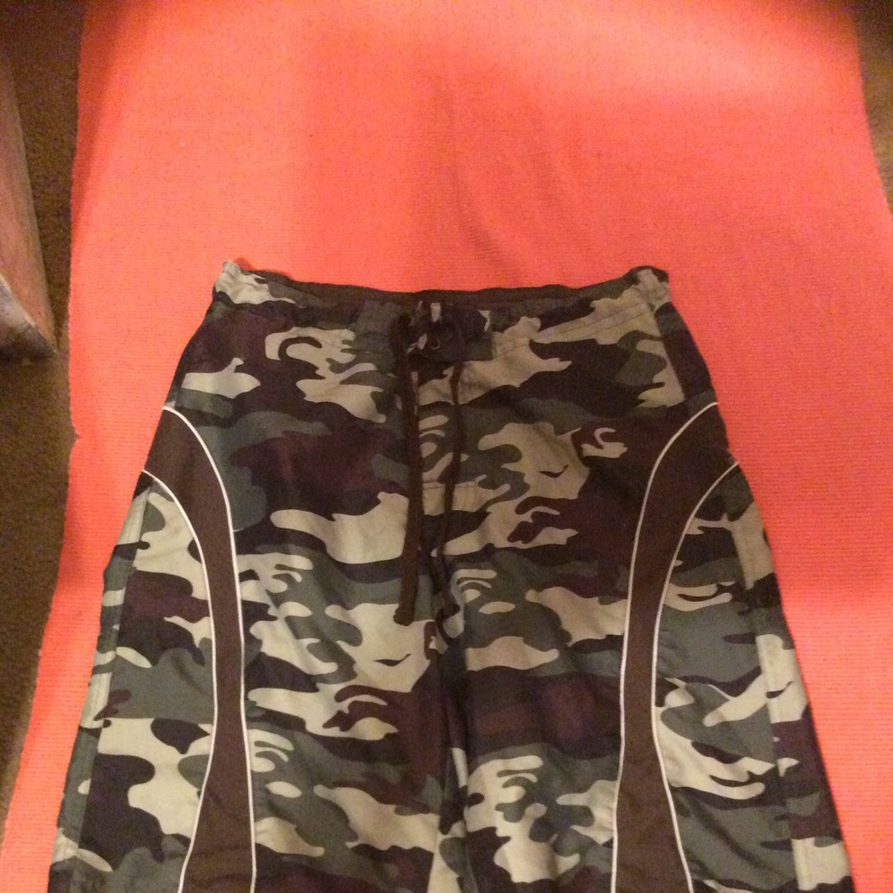 Red Camel size 32 men’s Camo swim trunks